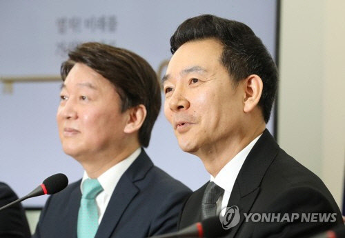 장성민 전 의원(오른쪽)이 27일 바른미래당 인재영입 발표식에서 발언하고 있다. 사진=연합뉴스